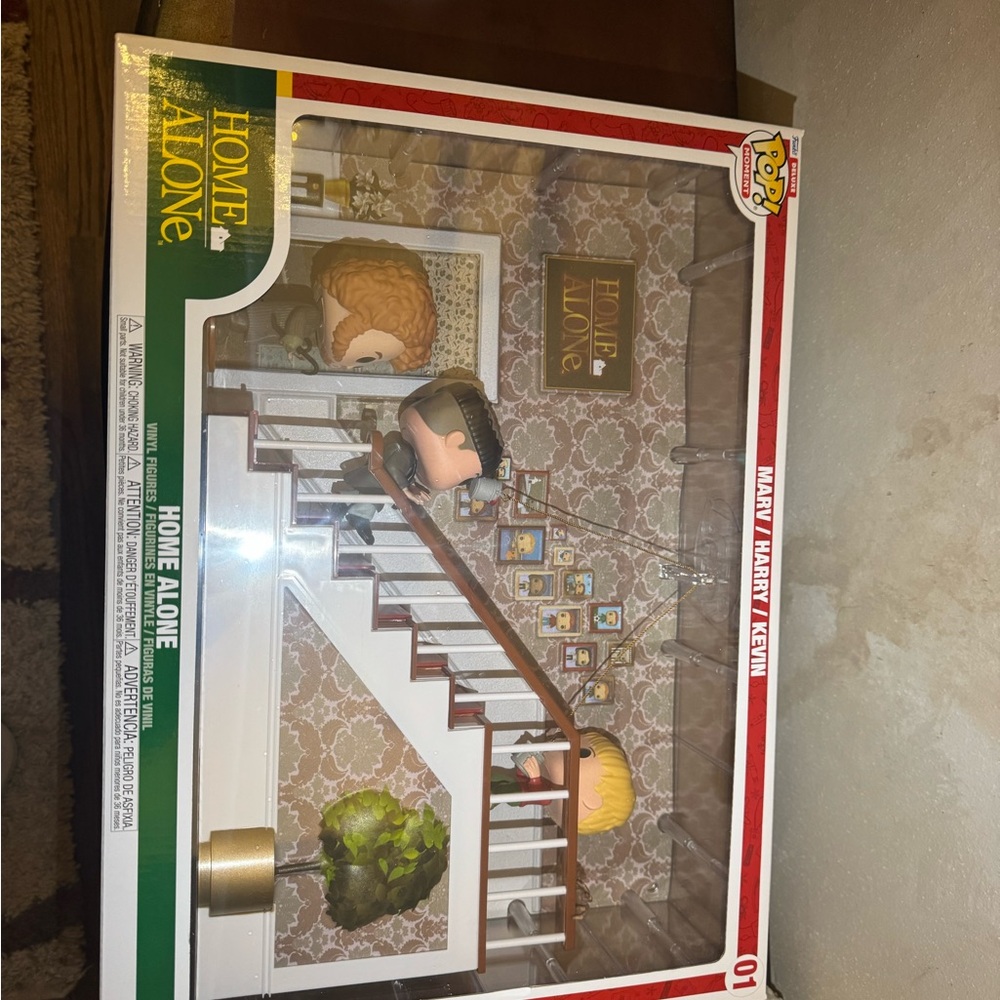 Funko Home Alone Staircase Diorama - Green, Brown, White, Red